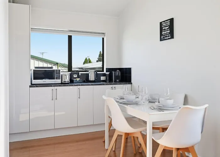Retreat - Stylish 2br With Covered Deck