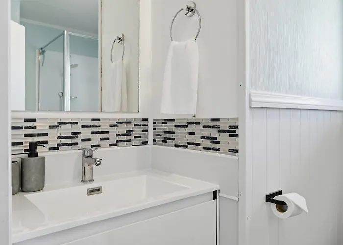Holiday home Retreat - Stylish 2br With Covered Deck