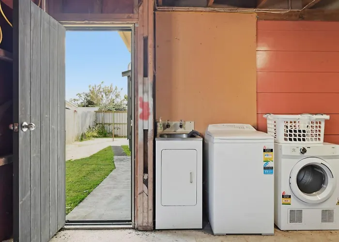 Retreat - Stylish 2br With Covered Deck Holiday home