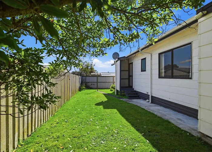 Holiday home Retreat - Stylish 2br With Covered Deck
